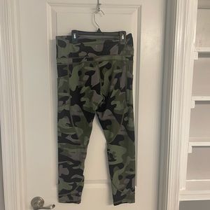 New Zyia Active light n tight Camo leggings  size 12